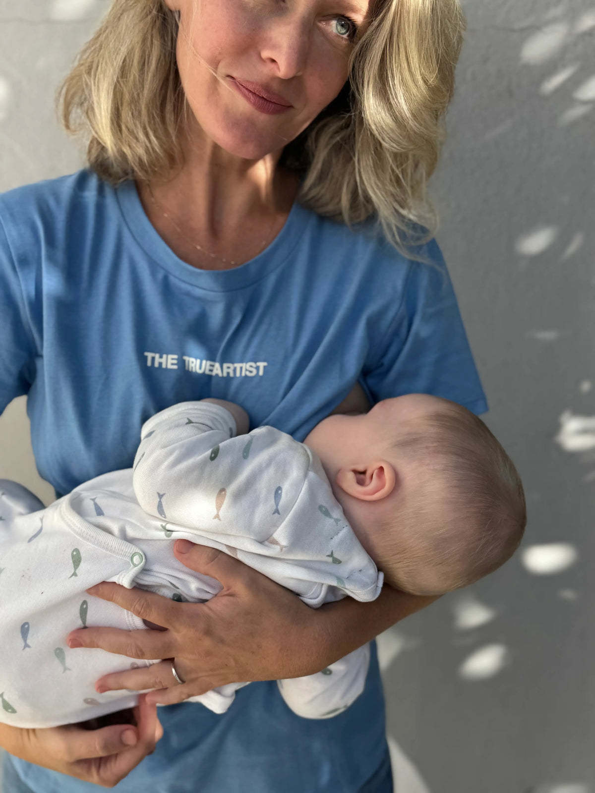 T-shirt d'allaitement en coton bleu ciel LIMKY avec ouvertures zippées