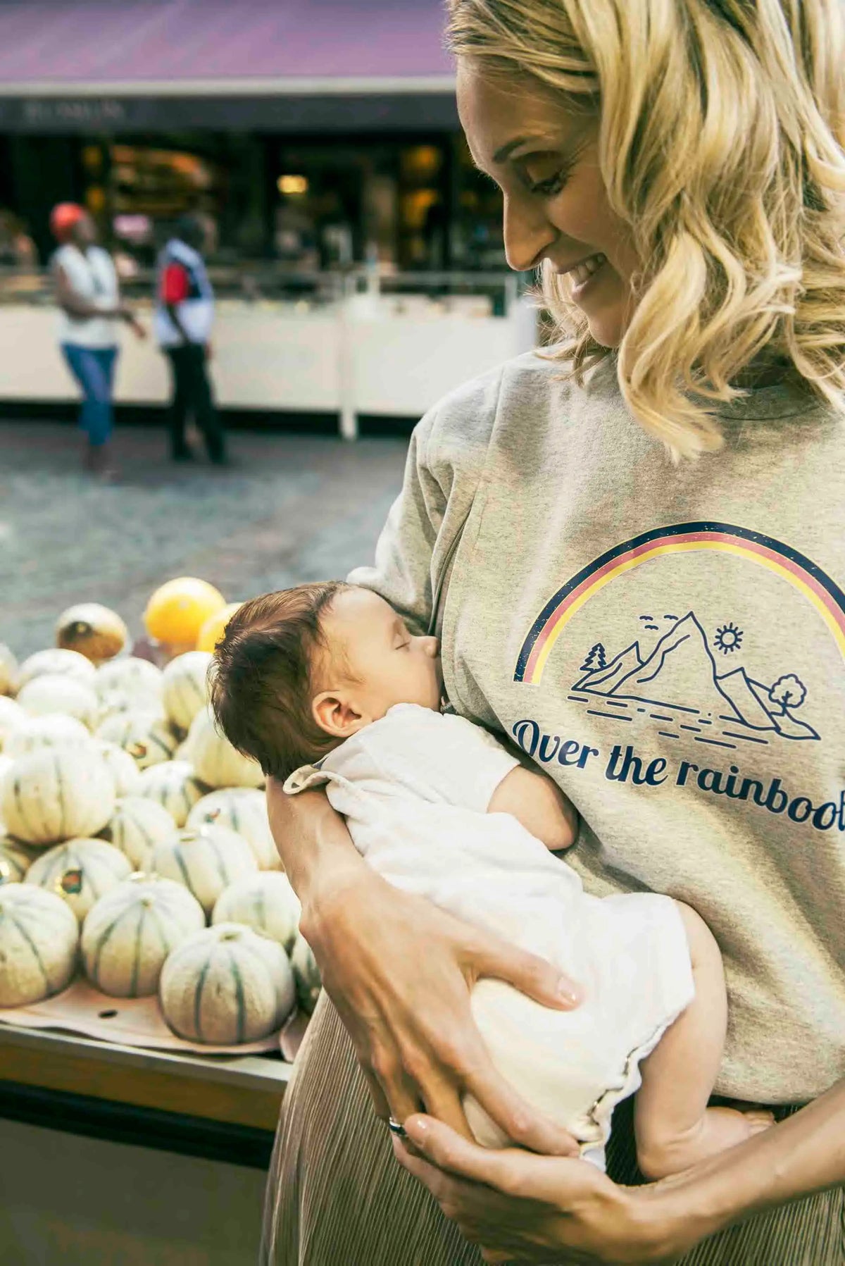 Vêtement de grossesse et allaitement en coton gris de la marque LIMKY.
Un sweat-shirt de maternité polyvalent qui habille les jeunes et futures mamans à chaque étape de leur maternité : grossesse, allaitement, post-partum.
Grâce aux zips solides, discrets et faciles à ouvrir d'une seule main les mamans peuvent allaiter discrètement bébé. Il possède un print "over the rainboob" pour les amoureux de la montagne et des lacs. Une idée de cadeau de naissance idéale lors du baby shower !