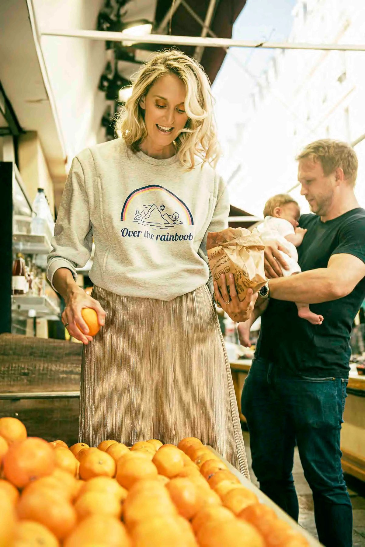 Vêtement de grossesse et allaitement en coton gris de la marque LIMKY.
Un sweat-shirt de maternité polyvalent qui habille les jeunes et futures mamans à chaque étape de leur maternité : grossesse, allaitement, post-partum.
Grâce aux zips solides, discrets et faciles à ouvrir d'une seule main les mamans peuvent allaiter discrètement bébé. Il possède un print "over the rainboob" pour les amoureux de la montagne et des lacs. Une idée de cadeau de naissance idéale lors du baby shower !