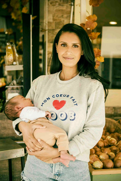 Vêtement de grossesse et allaitement en coton gris de la marque LIMKY.
Un sweat-shirt de maternité polyvalent qui habille les jeunes et futures mamans à chaque étape de leur maternité : grossesse, allaitement, post-partum.
Grâce aux zips solides, discrets et faciles à ouvrir d'une seule main les mamans peuvent allaiter discrètement bébé. Une idée de cadeau de naissance idéale lors du baby shower !