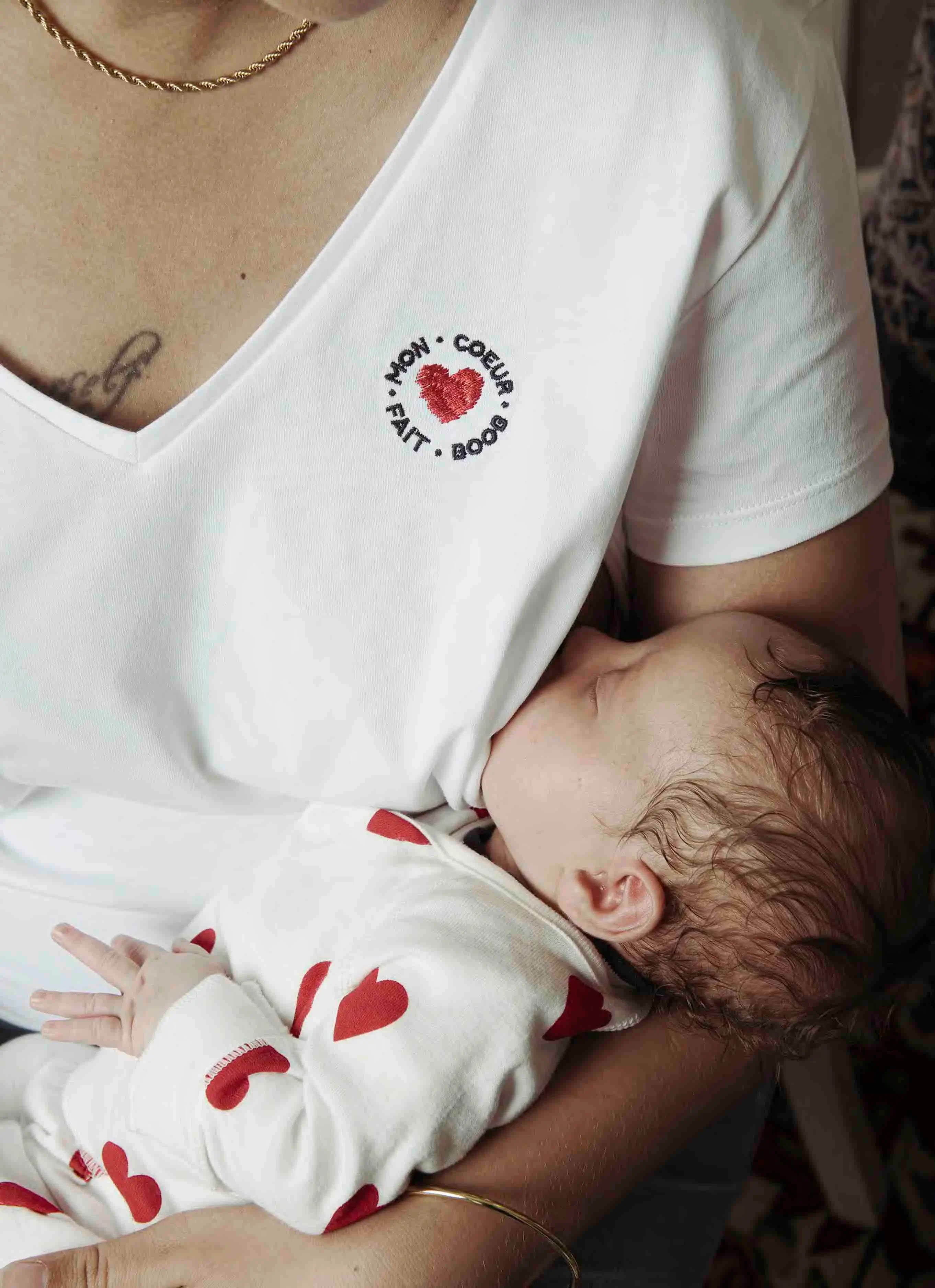 t-shirt blanc crème pour allaiter bébé avec broderie au coeur 