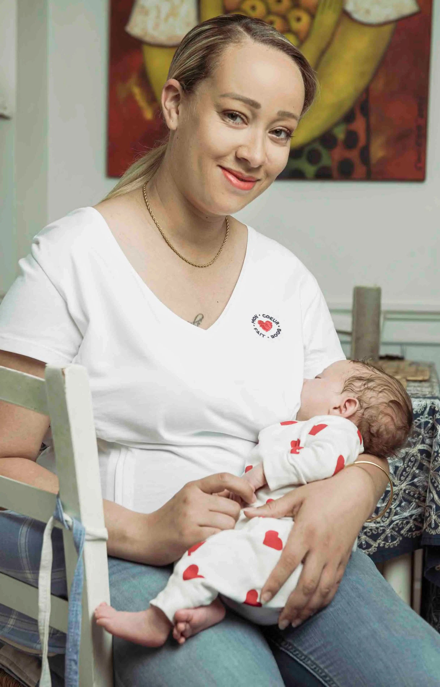 t-shirt d'allaitement blanc cassé long pour allaiter bébé avec broderie au coeur "mon coeur fait boob" et avec un joli décolleté V ainsi que de longs zips solides pour une ouverture large et ample afin de nourrir bébé facilement,